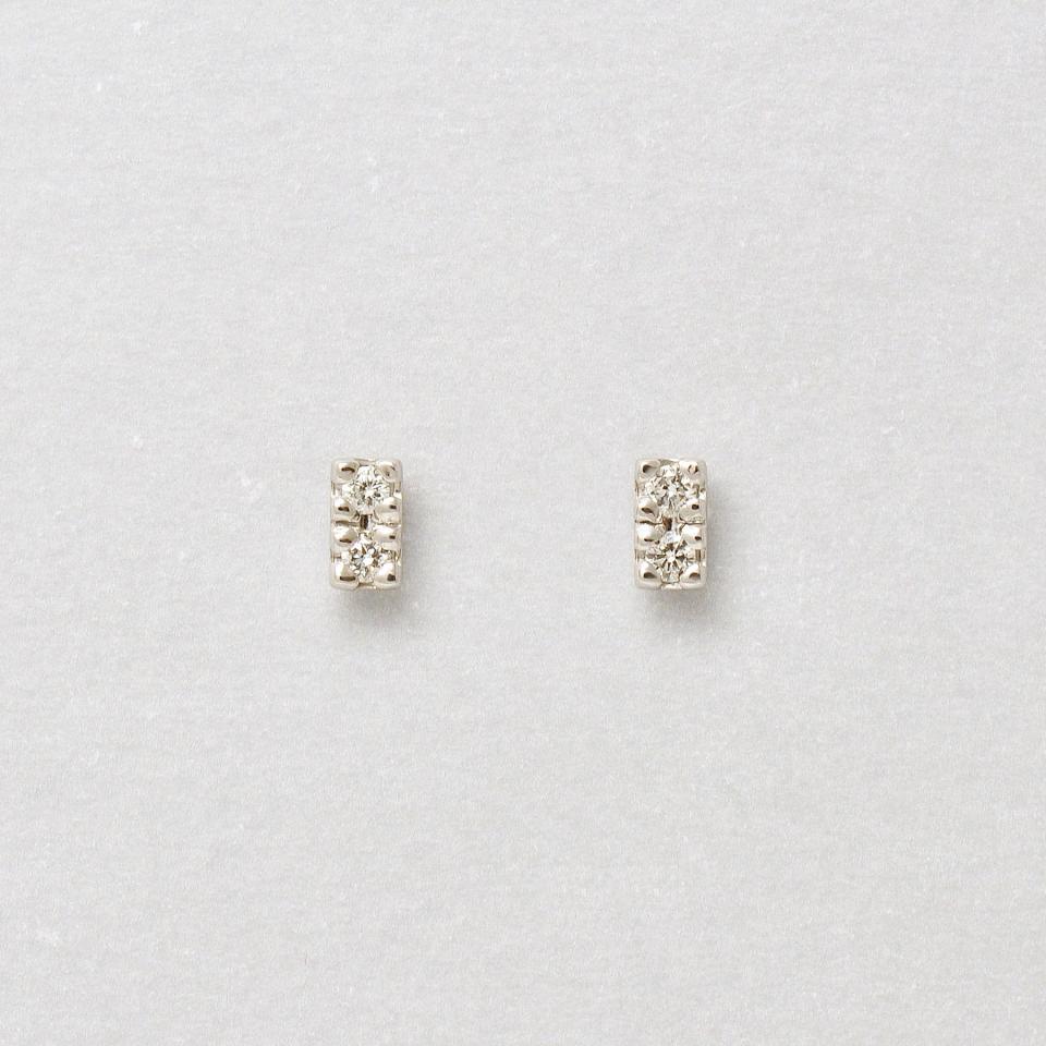 [ セカンドピアス] Pt ダイヤモンド2石バーピアス0. 04ct